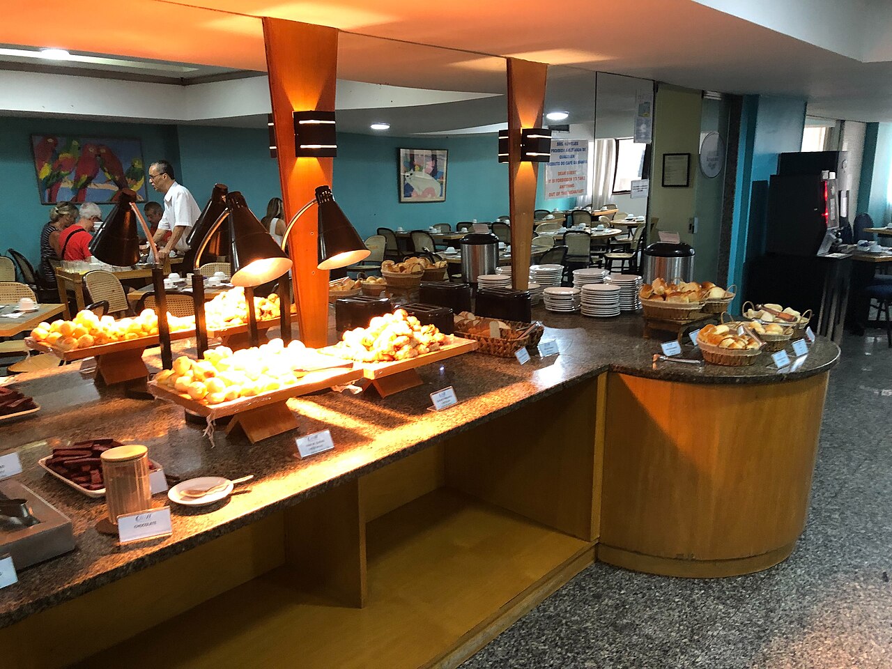 Café da manhã e serviços do hotel