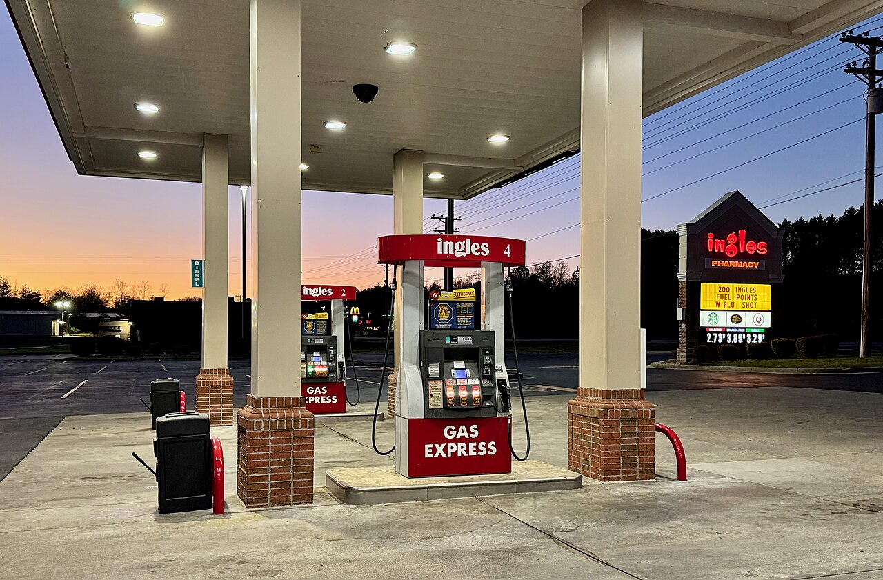 Posto de gasolina e estacionamento