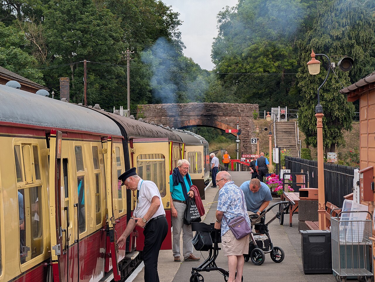 Trem e estações ferroviárias